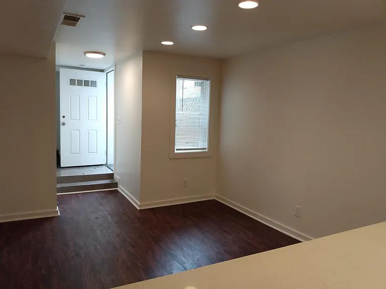 904 Center St — Photo 3