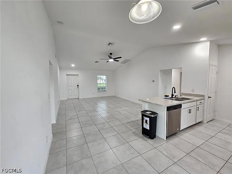 2523 NE 6th Pl — Photo 4