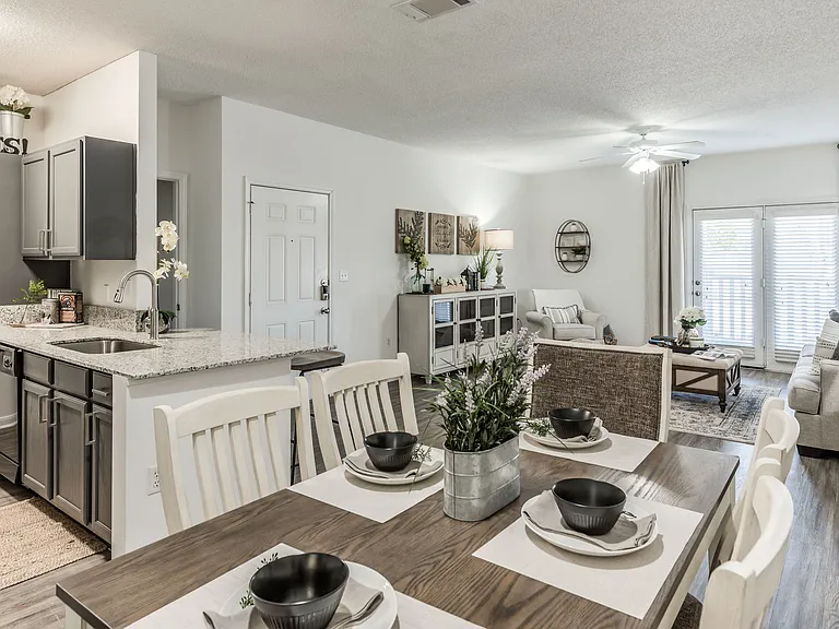 2BD, 2BA - 1150SF - Dining Area