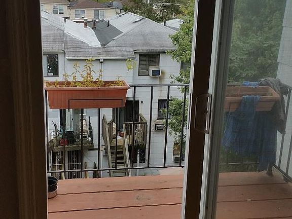 4th image of 56 Oakville St