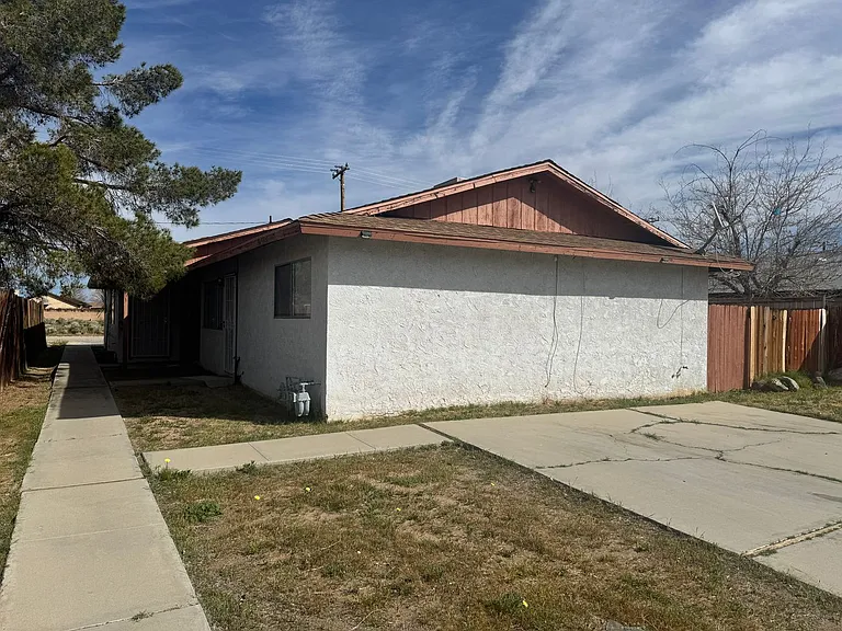 736 Commercial — Photo 2