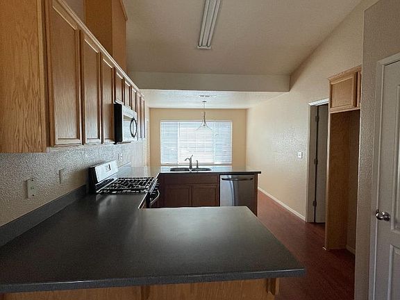4th image of 633 Kensington Cir