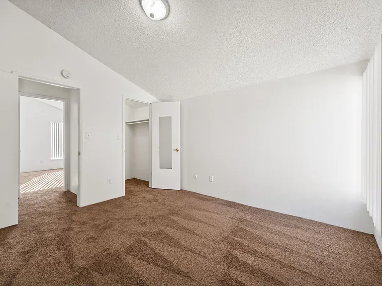 Alvarado Sunset Apartments — Photo 9