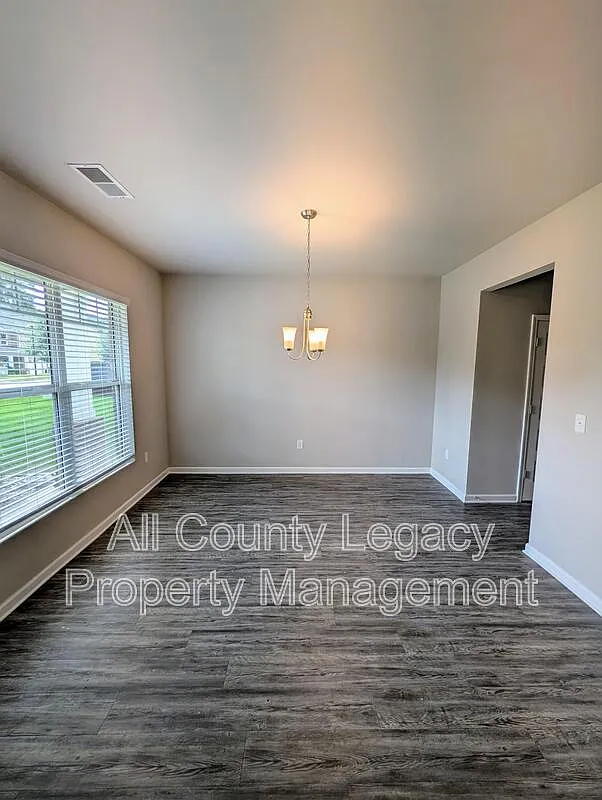 4 bed, 2.5 bath, 2288 sqft, $2,250 — Photo 4