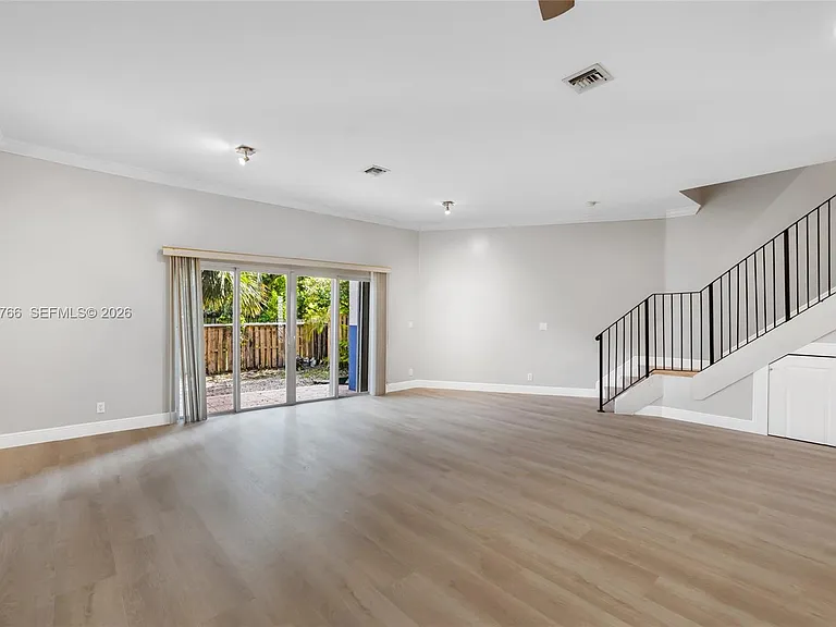 2929 SW 18th Ter — Photo 8