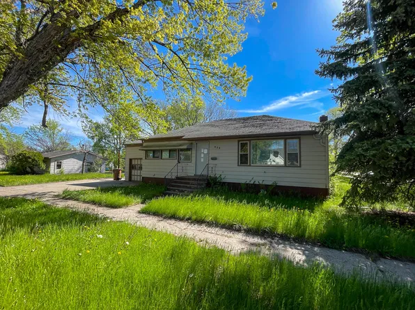 978 Arizona Ave SW, Huron, SD 57350