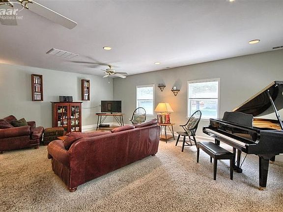 3rd image of 221 Airport Dr