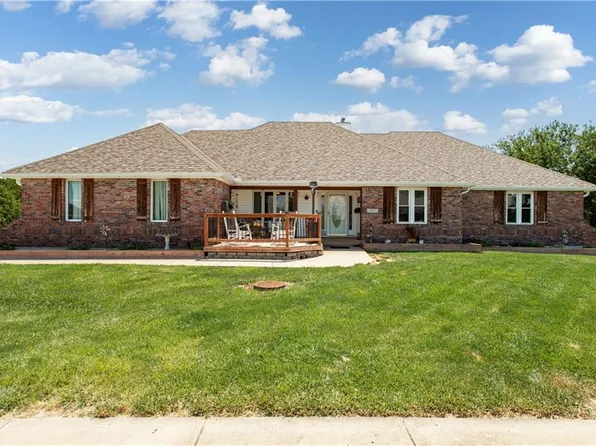 1301 SW Foxtail Dr, Grain Valley, MO 64029