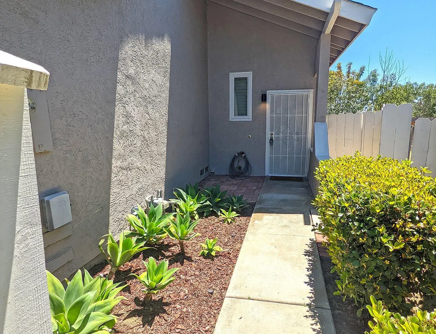 3 bed, 3.0 bath, 1376 sqft, $3,795 — Photo 2