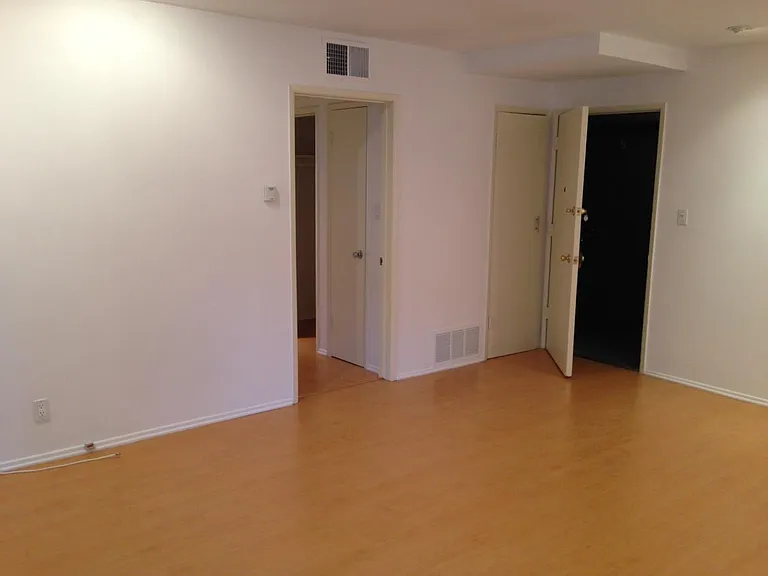 546 N Flores St #6 — Photo 11