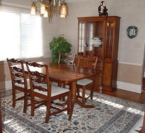 Dining Room: Spacious & Bright!