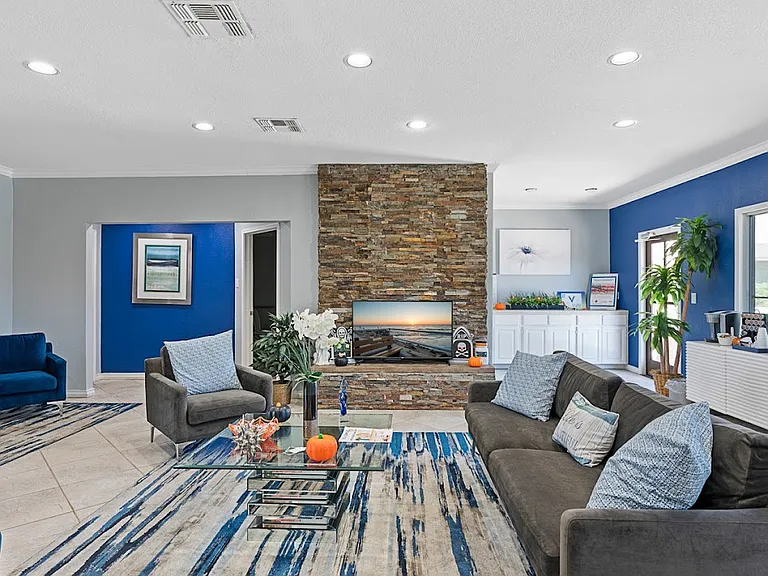 Allure Apartments — Photo 6