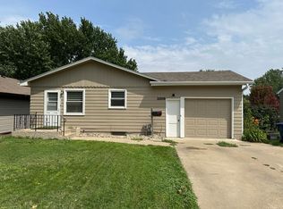 2208 S Hawthorne Ave, Sioux Falls, SD 57105