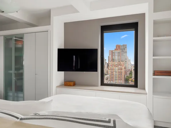 911 Park Avenue image 10 of 17