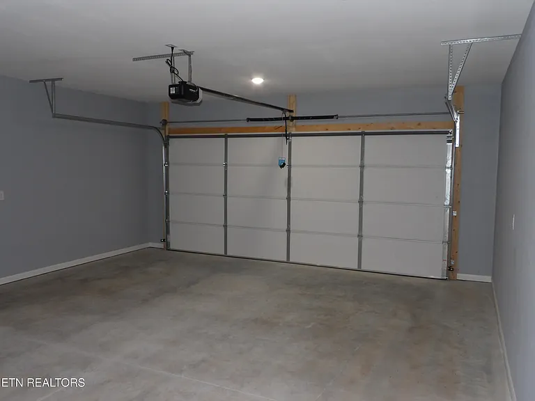 707 Oneida Ln — Photo 8