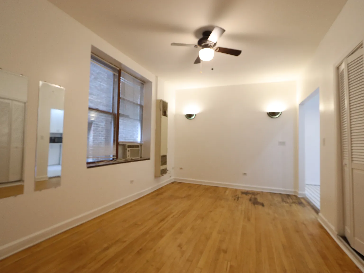 Rare spacious Little Italy 1BR steps to UIC/Rush — Photo 2