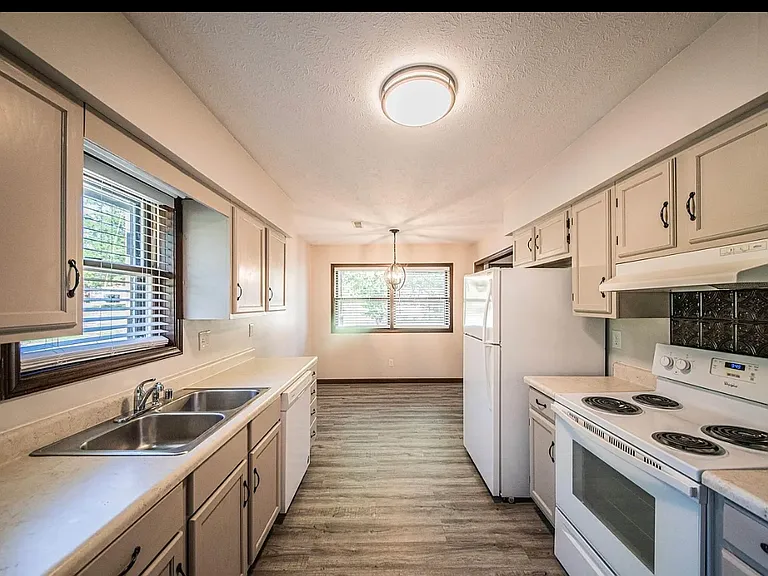 830 Sanders Ave — Photo 9