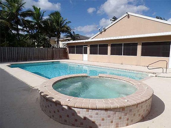 5th image of 14230 SW 17th St