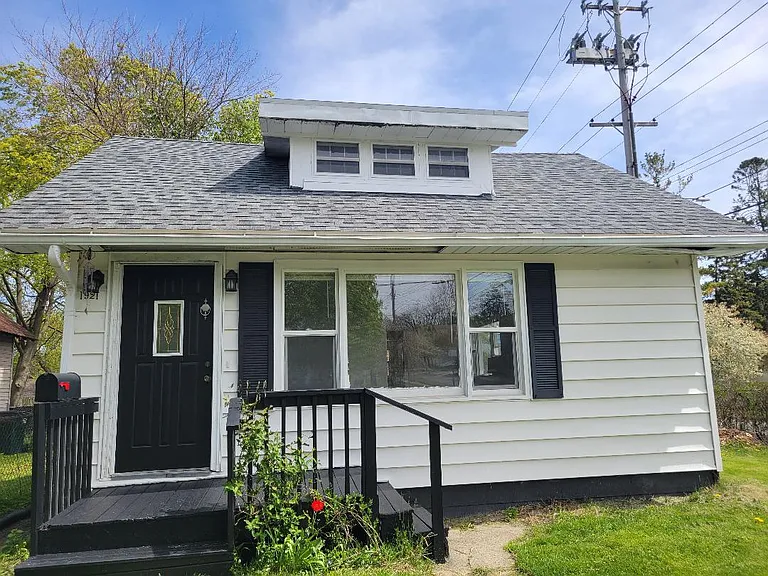 1921 S Rundle Ave — Photo 1