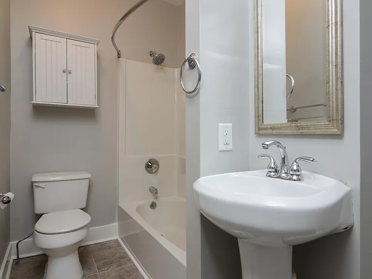 1542 Douglas Ave — Photo 12