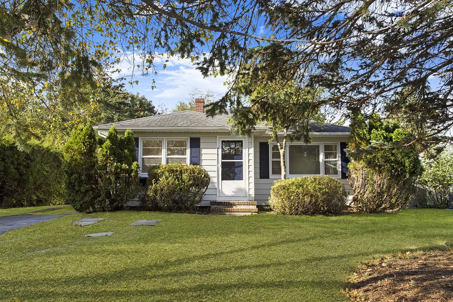 Charming & Bright Year Round Rental in Southold — Photo 1