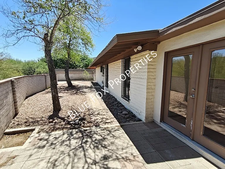 2781 W Calle Carapan — Photo 30