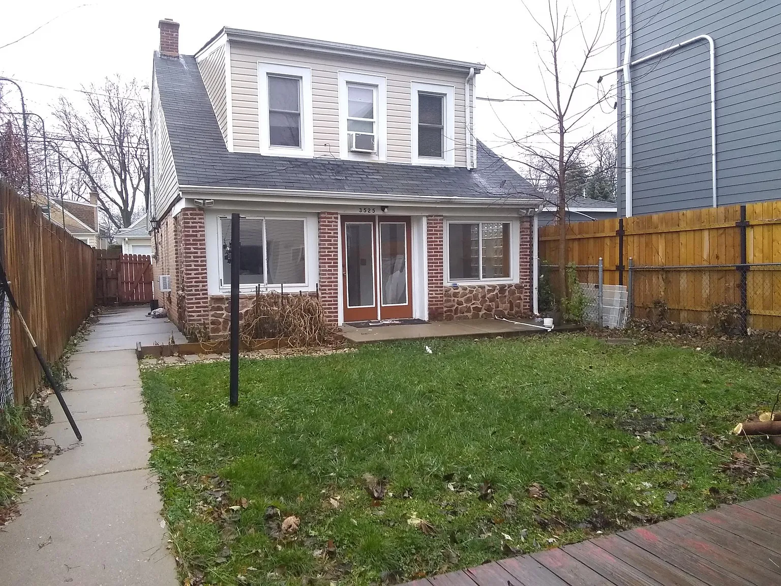 3 bed, 1.5 bath, 1600 sqft, $2,300 — Photo 1