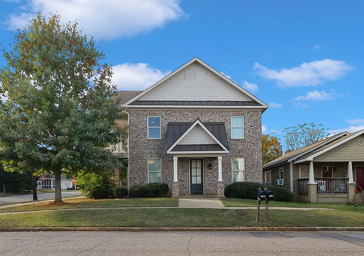 Spacious 3 Bedroom 3.5 Baths Available for Fall 2026! Schedule your Showing and Apply Today! — Photo 1