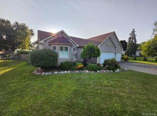 4213 Clintonville Rd, Waterford, MI 48329