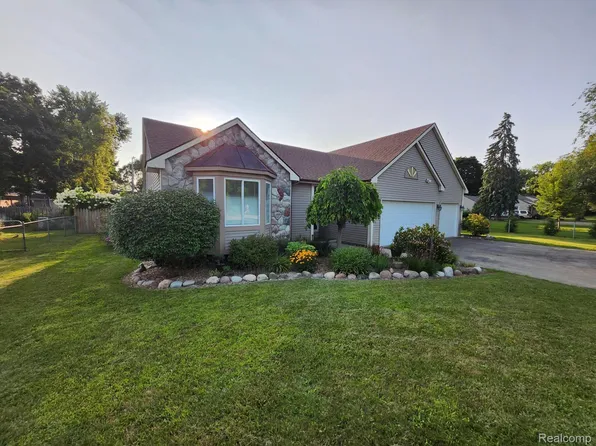 4213 Clintonville Rd, Waterford, MI 48329