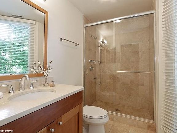 4th image of 2045 N Larrabee St #2