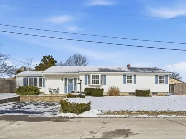 8 Meadow Ln, Coventry, RI 02816