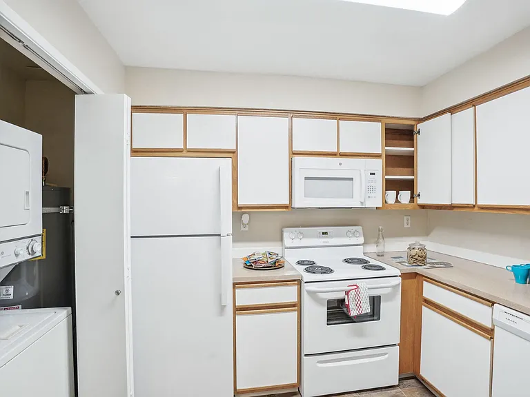Stratford Apartments — Photo 16