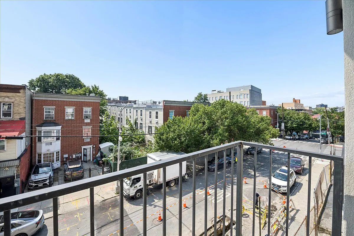 1405 Vyse Avenue — Photo 2