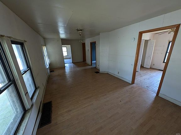 5th image of 305 Goulding St