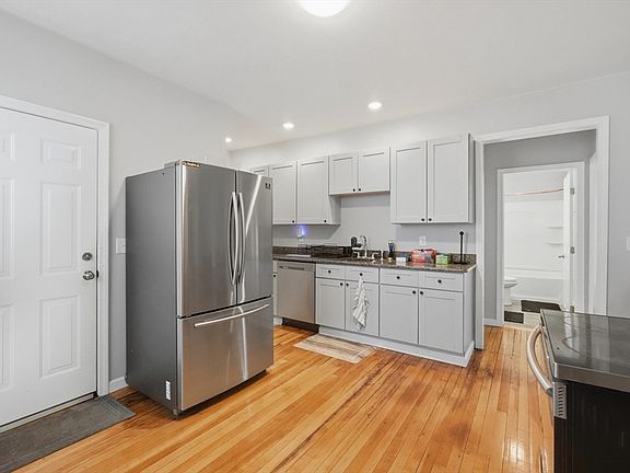 5th image of 42 Windsor St