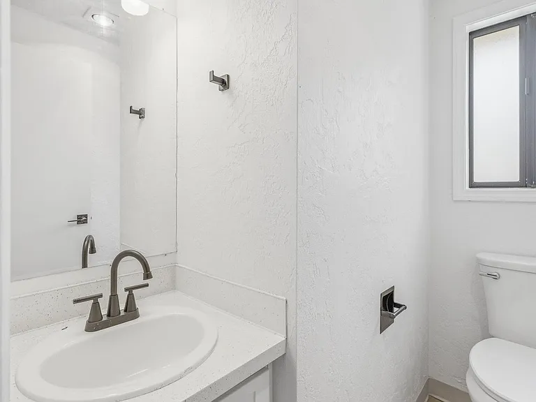 Hilltop Apartments — Photo 42
