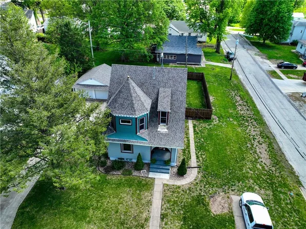 115 Iowa St, Hiawatha, KS 66434