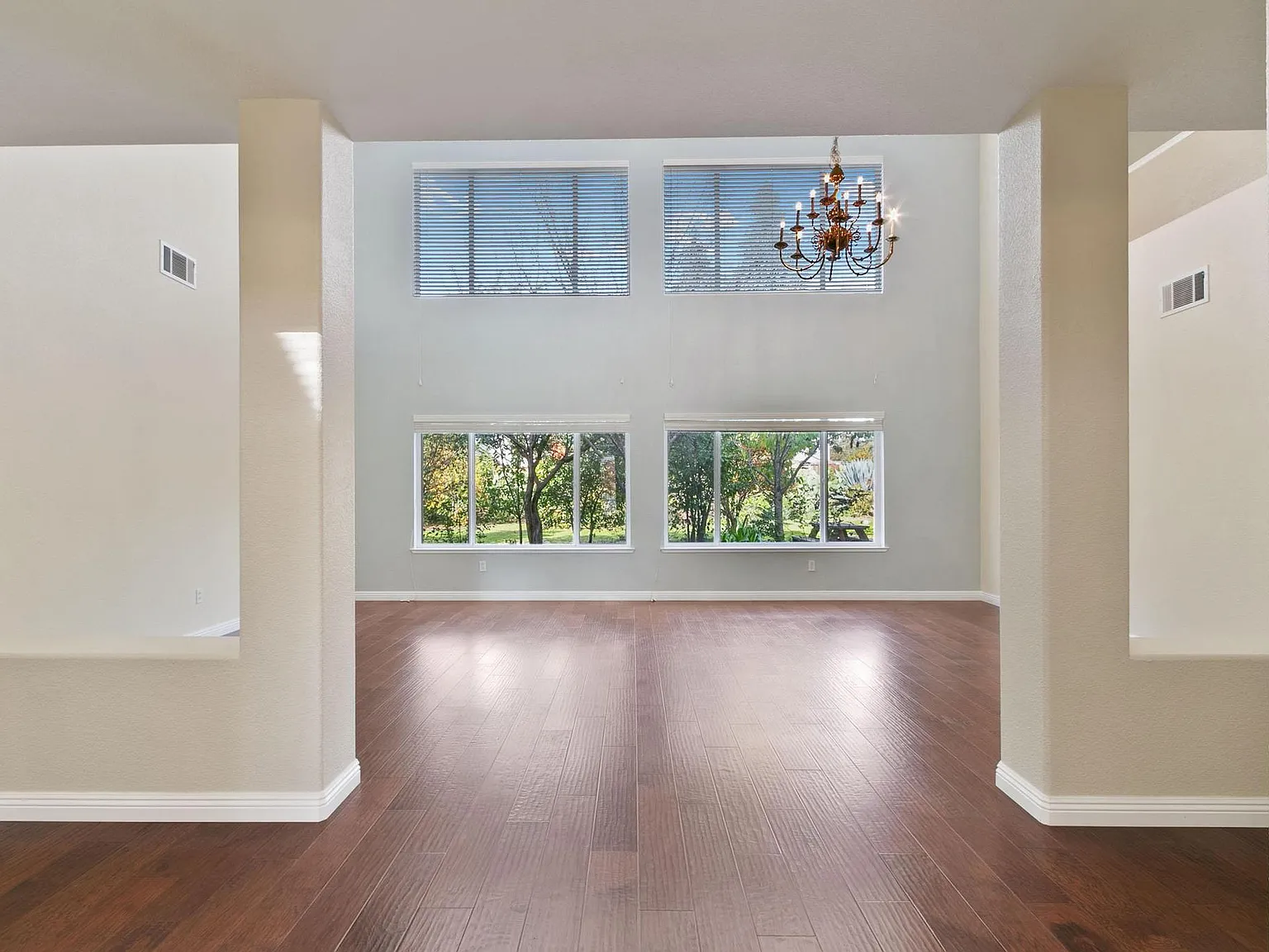 5 bed, 3.5 bath, 3547 sqft, $4,850 — Photo 2