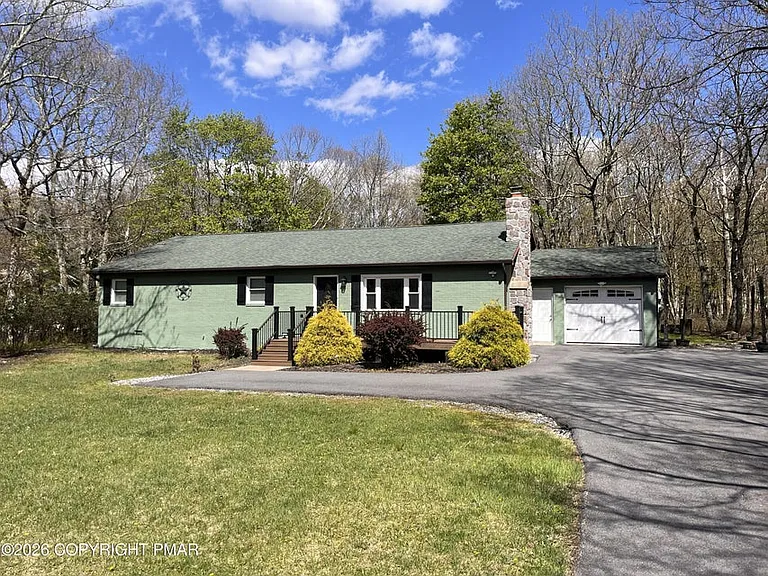 31 Hemlock Dr — Photo 2