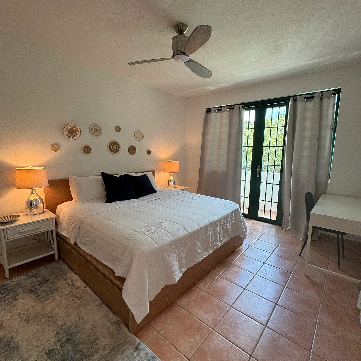 3 bed, 2.5 bath, 2050 sqft, $5,200 — Photo 3
