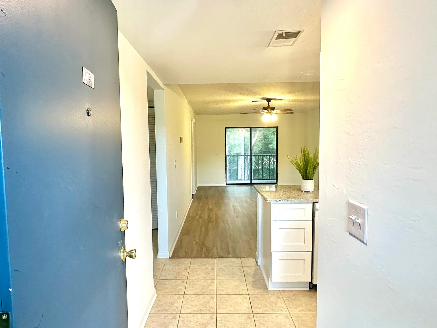2 bed, 2.0 bath, 876 sqft, $1,450 — Photo 2