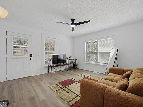 2nd image of 340 Lee St