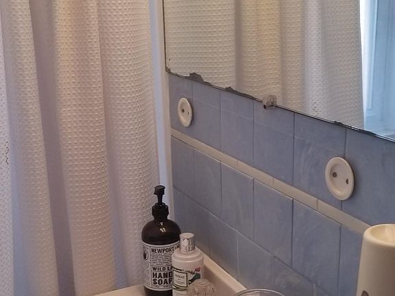 3rd image of 1084 Beaconsfield Ave #4