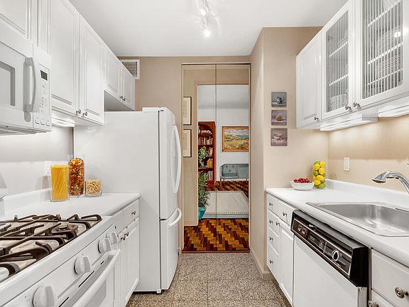 4th image of 201 W 72nd St APT 5C