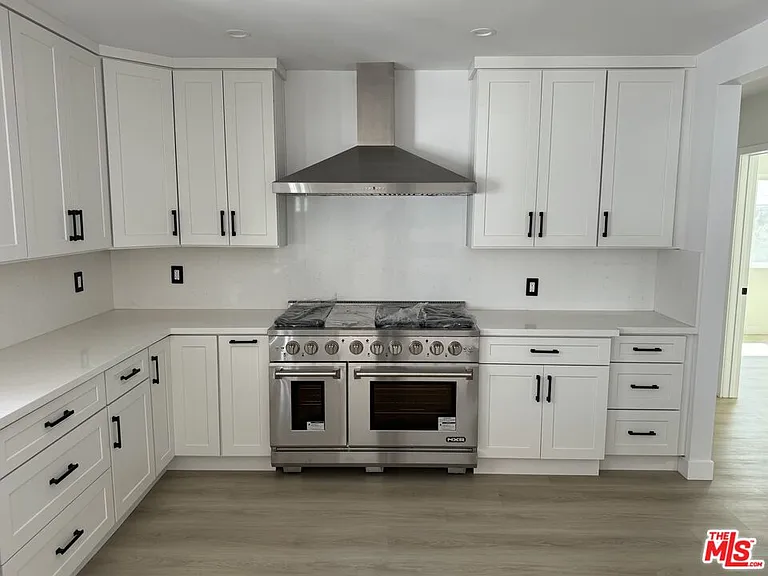 12748 Blythe St — Photo 2