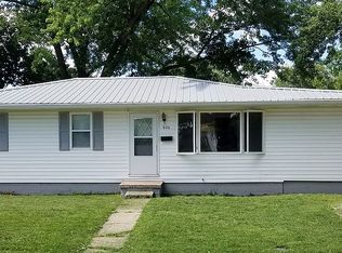 806 E Ficklin St, Tuscola, IL 61953