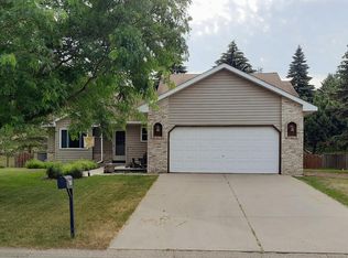 876 Brandenburg Dr, Chaska, MN 55318