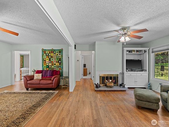 5th image of 1401 N Devon Avenue