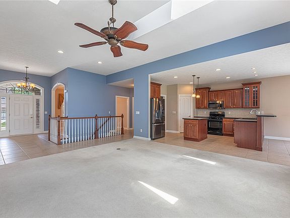 4th image of 90 S Pond Ct